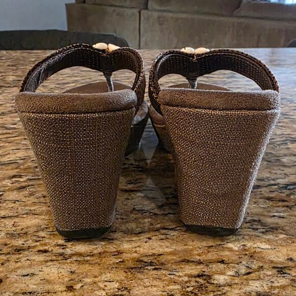 LINDSAY PHILLIPS SWITCHFLOP BRENNA BROWN PLATFORM
Size 7 - Picture 3 of 4